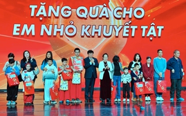 Chương trình "Ươm mầm nhân ái" trao học bổng, quà gieo mầm yêu thương đến trẻ em khuyết tật