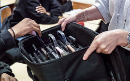 Pháp mạnh tay cấm học sinh dưới 15 tuổi dùng mạng