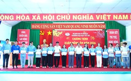 Hội Khuyến học Cần Thơ tặng 40 triệu học bổng, quà Tết cho sinh viên Trường Đại học Tây Đô