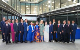 Tiến sĩ Nguyễn Thị Phương Thảo bấm nút khai phiên Sàn giao dịch Chứng khoán Luân Đôn thị trường bật tăng điểm