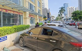 Nhiều ô tô đỗ sân chung cư ở Nghệ An bất ngờ bị đập vỡ kính hàng loạt