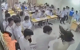 Bắt khẩn cấp học sinh lao vào hành hung cô giáo ngay trên bục giảng