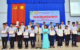 Hội Khuyến học Thành phố Hồ Chí Minh trao 372 suất học bổng cho học sinh, sinh viên vượt khó