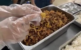 Vụ cơm bán trú "toàn tóp mỡ": Trường tổ chức bữa ăn trở lại từ 5/10