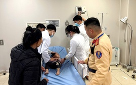 Cảnh sát giao thông Lào Cai dùng xe công vụ đưa cháu bé bị ngã từ tầng 2 nhà sàn đi cấp cứu kịp thời