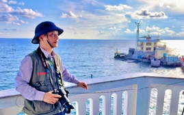 Tổ quốc giữa trùng dương