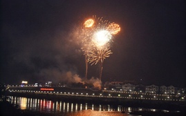 Pháo hoa rực sáng giao thừa biên giới Lào Cai