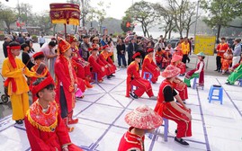 Thi đấu và trình diễn "Cờ người - Nét đẹp văn hóa truyền thống Việt" bên hồ Gươm