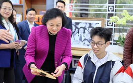 Phó Thủ tướng Phạm Thị Thanh Trà tặng quà Tết  học sinh Trường trung học phổ thông Cam Đường, tỉnh Lào Cai