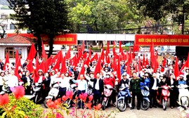 Lãnh đạo phường Lào Cai diễu hành cổ động tuyên truyền bầu cử