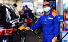 Giá xăng giảm mạnh về dưới 30.000 đồng/lít