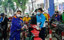 Điều gì khiến giá xăng dầu giảm mạnh?