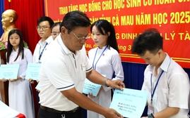 Hội Khuyến học tỉnh Cà Mau trao tặng 135 suất học bổng Đinh Thiện Lý tiếp sức học sinh vượt khó