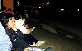 Phụ huynh quây quanh trường từ nửa đêm đặt chỗ vào lớp 10 cho con