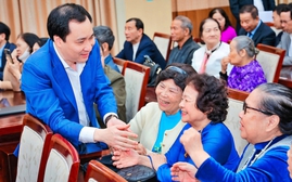 Trưởng ban Tuyên giáo MTTQ Việt Nam Vũ Văn Tiến và các ứng cử viên đại biểu Quốc hội tiếp xúc cử tri Hải Phòng