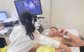 Xôn xao clip tài xế taxi dùng gạch tấn công khách tại Nghệ An