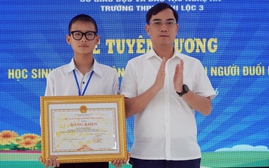 Chủ tịch tỉnh Nghệ An tặng bằng khen cho học sinh dũng cảm cứu 2 người đuối nước