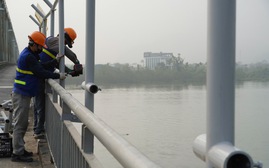 Lắp đặt lưới thép 2 bên cầu Bến Thuỷ ngăn người nhảy cầu