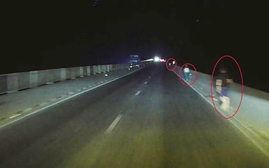 Cảnh báo nguy hiểm việc người dân thản nhiên đi bộ ban đêm trên cao tốc Bắc - Nam