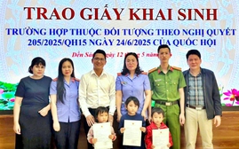 Trao Giấy khai sinh cho các cháu bé vùng sâu vùng xa Dền Sáng để đi học