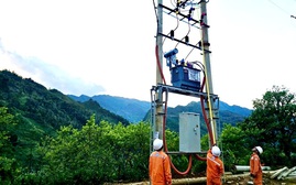 19 hộ dân khu tái định cư Láo Vàng có điện lưới quốc gia