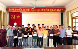 Hội Khuyến học tỉnh Cao Bằng trao 100 suất học bổng "Tiếp sức mùa thi tốt nghiệp trung học phổ thông"