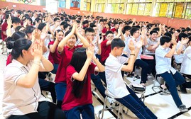 Cha mẹ cùng con thi vào lớp 10