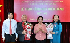 Chi bộ Hội Khuyến học Việt Nam trao tặng Huy hiệu 65 năm và 45 năm tuổi Đảng