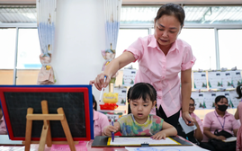 Giáo viên nghỉ hưu ký hợp đồng toàn thời gian được hưởng lương, phụ cấp thế nào?