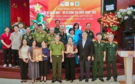 Trao tặng chân dung di ảnh của 10 nữ Anh hùng liệt sĩ dân quân Lam Hạ