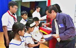 Hội Khuyến học Gia Lai trao 140 suất học bổng cho học sinh vượt khó tại các xã biên giới