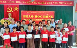 Hội Khuyến học Tuyên Quang tháo gỡ khó khăn tổ chức Hội cơ sở, trao học bổng "Học không bao giờ cùng"