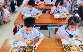 Trường học ở Quảng Trị mời phụ huynh giám sát bữa ăn bán trú, không cần báo trước