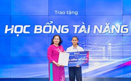 Nữ võ sĩ ba lần giành Huy chương Vàng vô địch Muay thế giới nhận học bổng Trường Đại học Hùng Vương