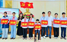 Khuyến học Ninh Bình trao 180 triệu đồng học bổng "Cùng em vượt khó đến trường"