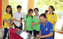 Cô lao công chơi đàn piano “đốn tim” học sinh