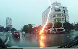 VIDEO: Sét đánh trúng một phụ nữ đi xe máy ở Nghệ An