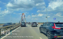 Lắp đặt biển báo khoảng cách an toàn trên cầu Nhật Tân để tuyên truyền