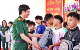 Binh đoàn 12 tặng 980 cặp sách cho học sinh vùng cao Y Tý trước ngày khai giảng
