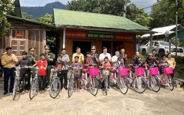 "Nghĩa tình biên giới" đến với bà con, học sinh xã Châu Khê