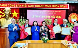 GS.TS Nguyễn Thị Doan và 3 cán bộ lãnh đạo Hội Khuyến học Việt Nam nhận huy hiệu Đảng