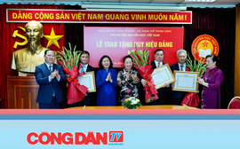 GS.TS Nguyễn Thị Doan và 3 cán bộ lãnh đạo Hội Khuyến học Việt Nam nhận Huy hiệu Đảng