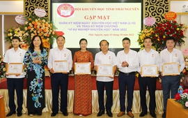 Thái Nguyên: 94 cá nhân nhận kỷ niệm chương Vì sự nghiệp khuyến học
