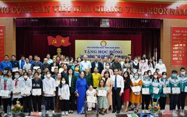 Hội Khuyến học tỉnh Nam Định trao học bổng “Học không bao giờ cùng" lần thứ nhất