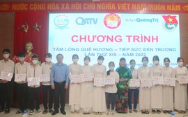 Trao 280 triệu đồng học bổng “tiếp sức đến trường” cho 40 tân sinh viên Quảng Trị