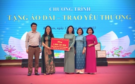 Hội Liên hiệp Phụ nữ quận Long Biên: "Tặng áo dài - Trao yêu thương"
