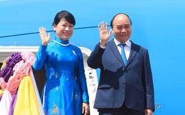 Chủ tịch nước Nguyễn Xuân Phúc tới Bangkok, bắt đầu thăm chính thức Thái Lan và dự APEC 29