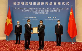 Trao tặng hiện vật trưng bày cho Khu di tích Chủ tịch Hồ Chí Minh tại Côn Minh, Trung Quốc
