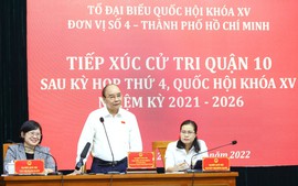 Chủ tịch nước Nguyễn Xuân Phúc tiếp xúc cử tri Quận 10, thành phố Hồ Chí Minh