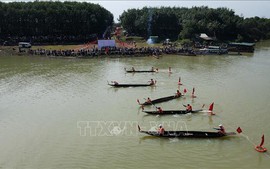 Độc đáo lễ hội đua thuyền trên sông Pô Cô